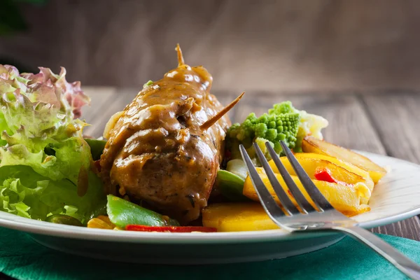 Rollos de cerdo con patatas y verduras preparadas — Foto de Stock