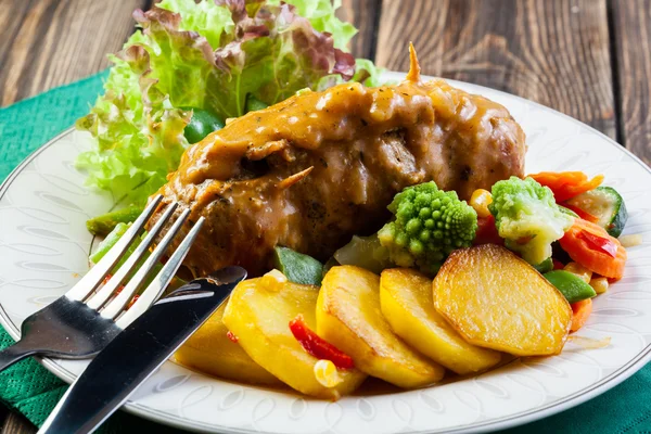 Pork rolls with prepared potatoes and vegetables — Stock Photo, Image