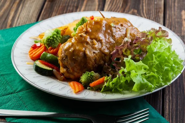 Pork rolls with prepared potatoes and vegetables — Stock Photo, Image