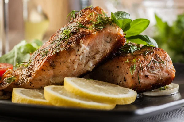 Smažený losos steak se zeleninou — Stock fotografie