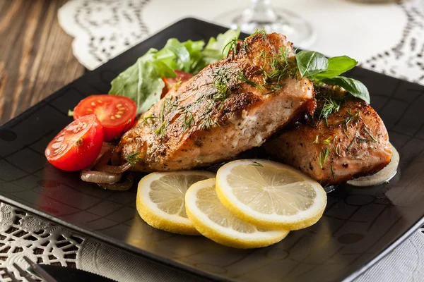 Filete de salmón frito con verduras —  Fotos de Stock