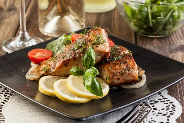 Fried salmon steak with vegetables — Stock Photo, Image