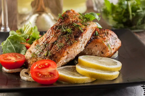 Fried salmon steak with vegetables — Stock Photo, Image