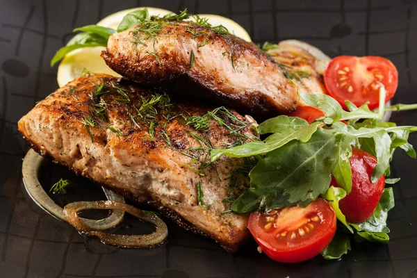 Sebzeli biftek kızarmış som balığı — Stok fotoğraf