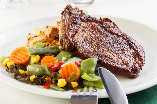 Gebakken varkensvlees met aardappelen en groenten Salade — Stockfoto