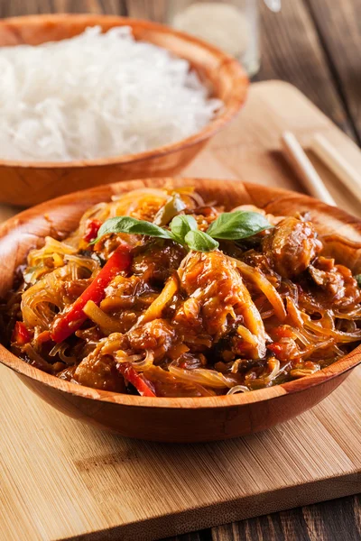 Chinese chicken with rice noodles — Stock Photo, Image