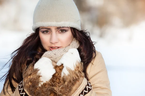 Mulher no fundo do inverno — Fotografia de Stock