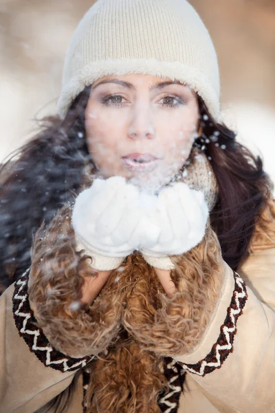 Fille jouer avec neige en plein air — Photo