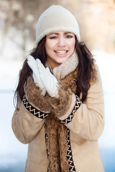 Mulher no fundo do inverno — Fotografia de Stock