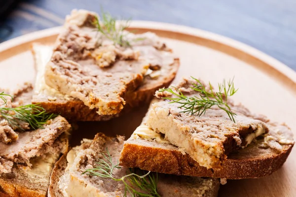 Brotscheiben mit gebackener Pastete — Stockfoto