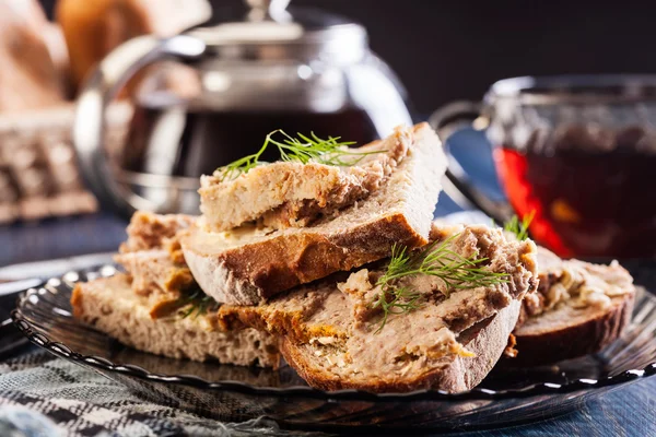 Brotscheiben mit gebackener Pastete — Stockfoto