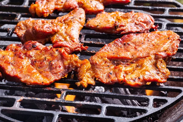 Asar filetes de cerdo en la parrilla de barbacoa — Foto de Stock