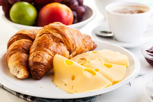 Croissants com queijo, frutas e café — Fotografia de Stock