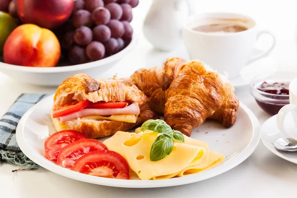 Ontbijt heks croissant, kaas en warme koffie — Stockfoto
