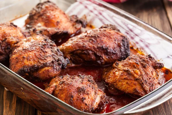 Roasted chicken drumsticks in casserole dish — Stock Photo, Image