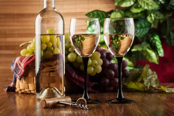 Бутылки и бокалы белого вина — стоковое фото