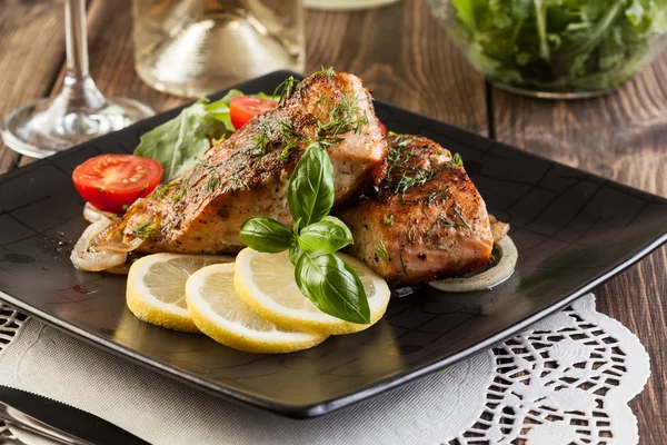 Filete de salmón frito con verduras —  Fotos de Stock