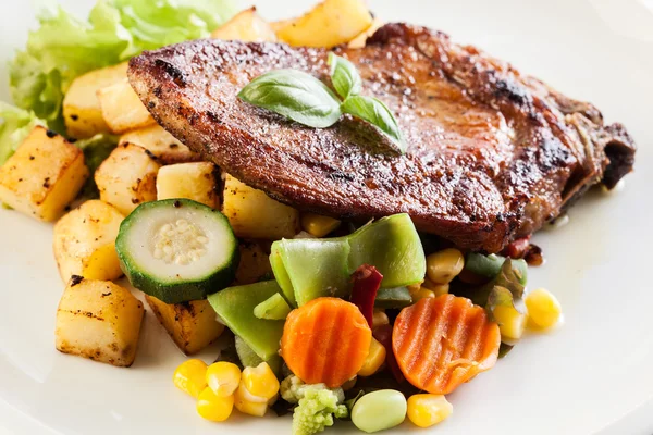 Kızarmış domuz patates ve sebze salatası ile — Stok fotoğraf