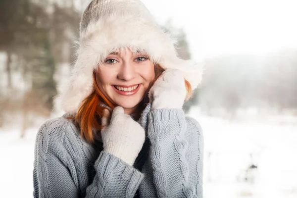 Young woman on the winter background — Stock Photo, Image