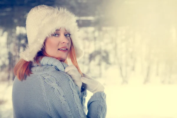 Jovem mulher no fundo do inverno — Fotografia de Stock