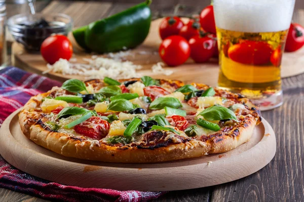 Pizza Hawaii mit Bier — Stockfoto
