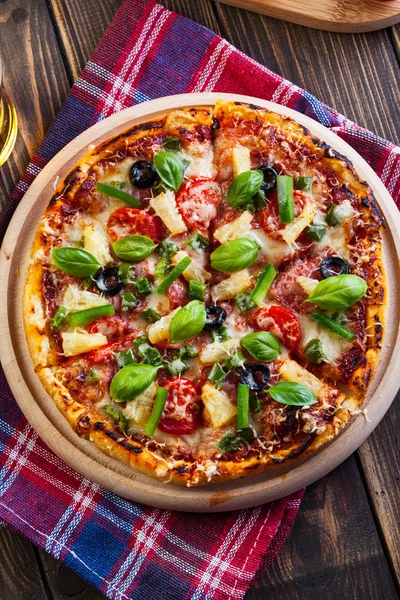 Pizza hawaii with beer — Stock Photo, Image