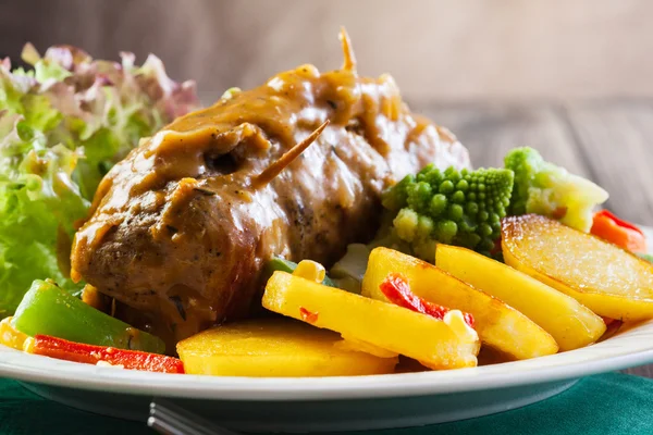 Varkensvlees rollen met bereid aardappelen en groenten — Stockfoto