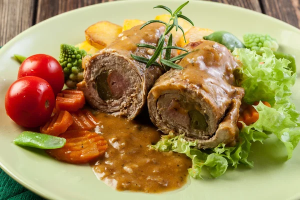 Rollos de cerdo con patatas y verduras preparadas — Foto de Stock