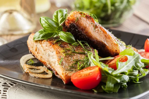 Fried salmon steak with vegetables — Stock Photo, Image