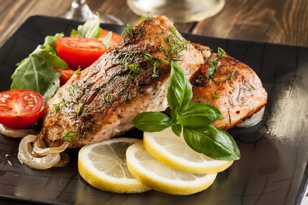 Fried salmon steak with vegetables — Stock Photo, Image