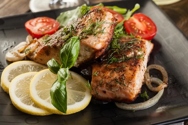 Sült lazac steak, zöldségekkel — Stock Fotó