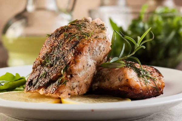 Fried salmon steak with vegetables — Stock Photo, Image