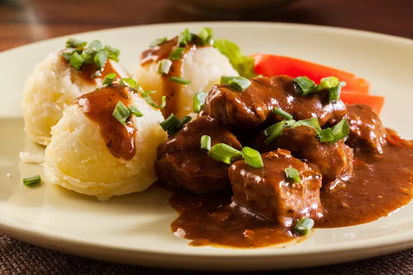 Gulasch con patate bollite — Foto Stock