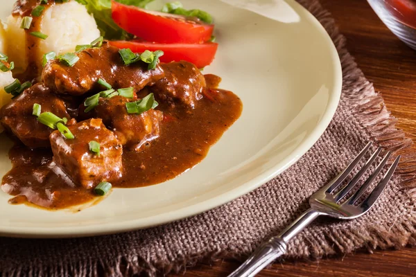 Goulash met gekookte aardappelen — Stockfoto