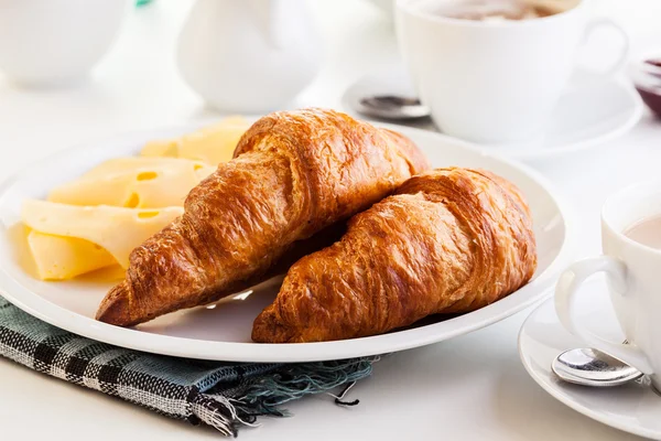 Croissants met kaas, fruit en koffie — Stockfoto