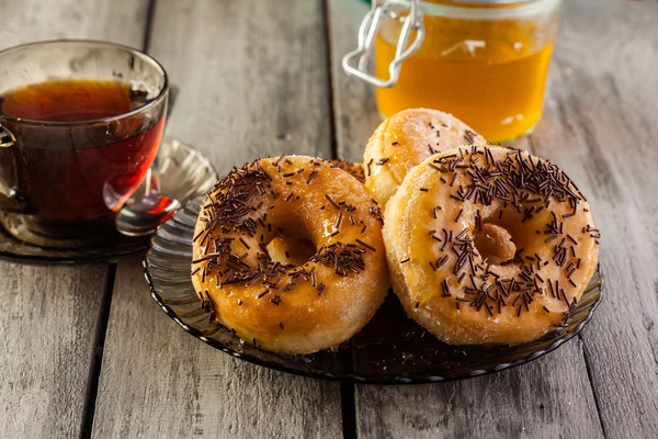 Petit déjeuner avec beignets et miel — Photo