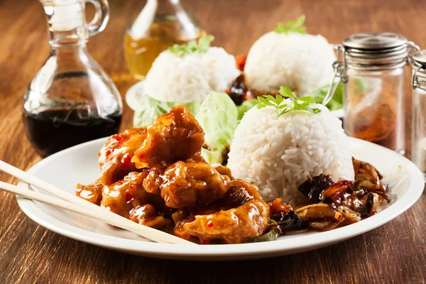 Fried chicken pieces with sweet and sour sauce — Stock Photo, Image