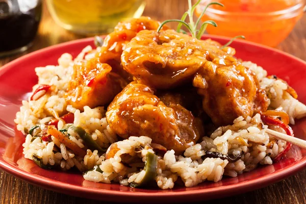Gebakken kip met rijst en zoetzure saus — Stockfoto