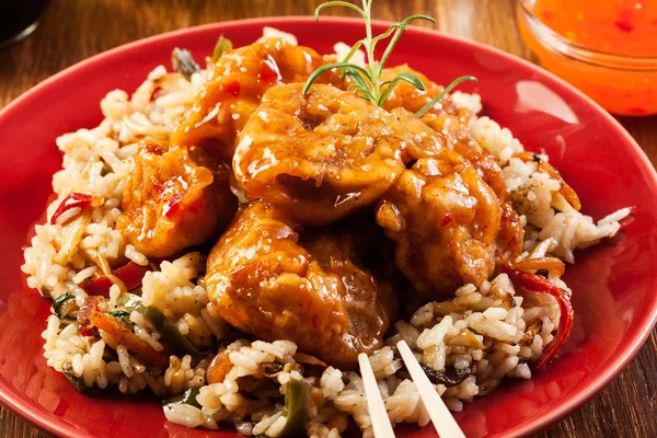 Frango frito com arroz e molho doce e azedo — Fotografia de Stock