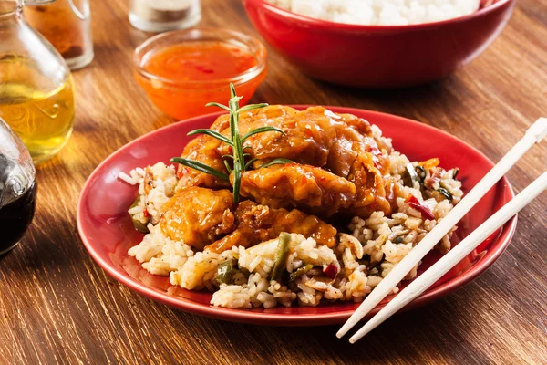 Жареная курица с рисом и сладким и кислым соусом — стоковое фото
