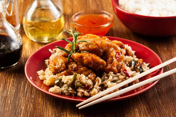 Stekt kyckling med ris och sötsur sås — Stockfoto