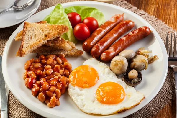 Engelsk frukost med korv — Stockfoto