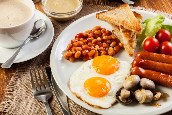 Petit déjeuner anglais avec saucisse — Photo