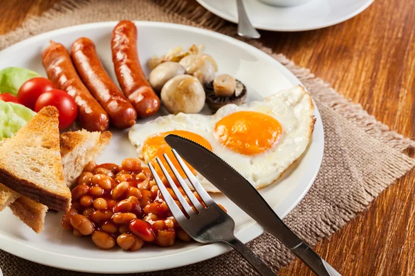 Petit déjeuner anglais avec saucisse — Photo