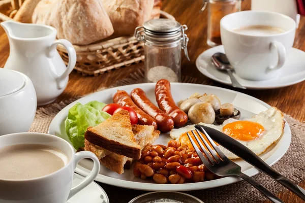 Английский завтрак с колбасой — стоковое фото