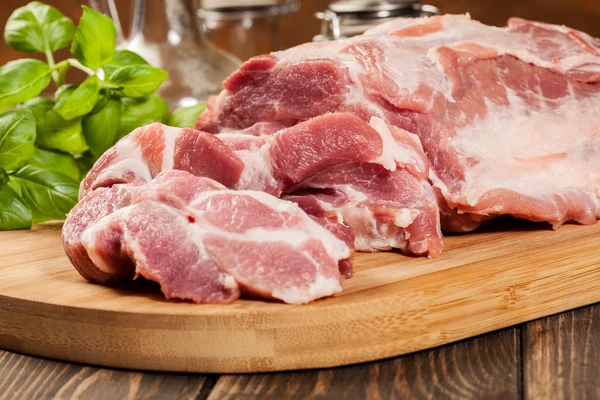 Ruwe varkensvlees op snijplank — Stockfoto