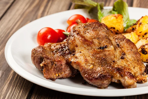 Steaks, Bratkartoffeln und Gemüsesalat — Stockfoto