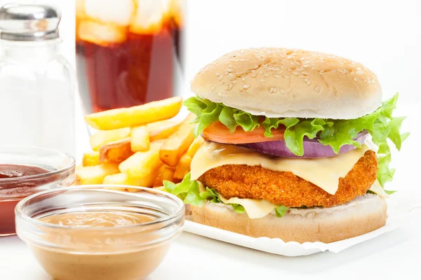 Chickenburger ve buzlu cola bardağı — Stok fotoğraf