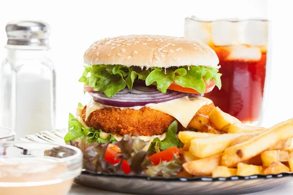 Chickenburger en glas cola met ijs — Stockfoto