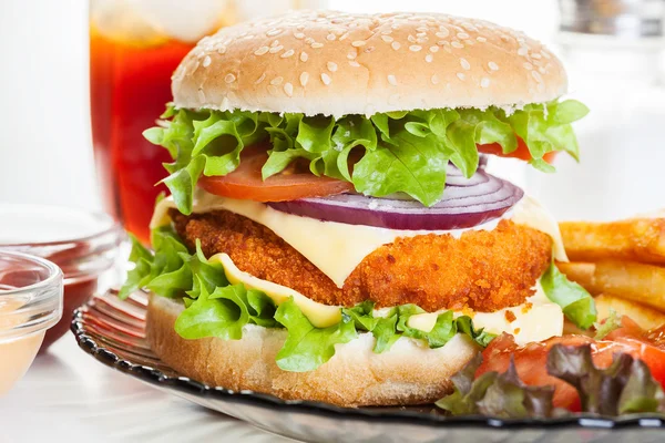 Hamburguesa de pollo y vaso de cola con hielo —  Fotos de Stock